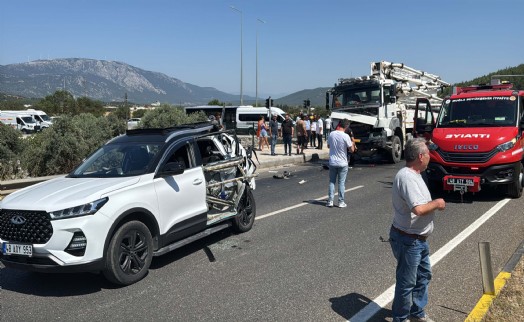 Beton mikseri otomobile çarptı; 2'si ağır 4 yaralı