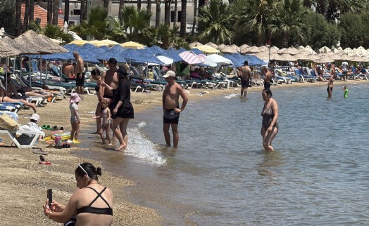 Bodrum'da 40 derece sıcaktan bunalan soluğu plajda aldı