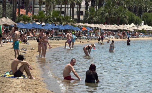 Bodrum'da plajlarda 'bayram' yoğunluğu
