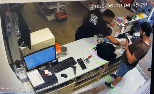 Bodrum'da veresiye sigara vermeyen market çalışanı bıçaklandı; o anlar kamerada