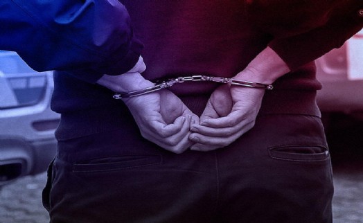 Bornova'da zehir tacirlerine baskın! 2 kişi gözaltına alındı