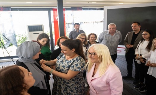 Bornova'da CHP kadınlarla güçleniyor: Yeni üyelere parti rozeti takıldı