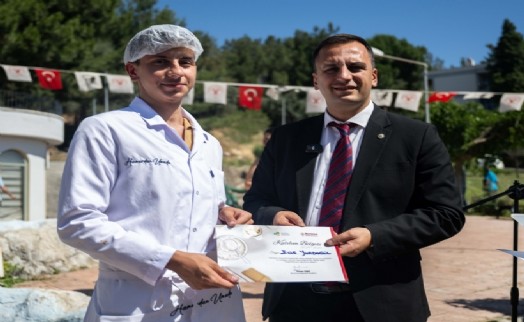 Bornova'da umutlar mayalandı: Kursiyerler sertifikalarını aldı