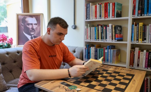 Buca'nın kitap kurdu Asil, okuma sevgisiyle örnek oluyor