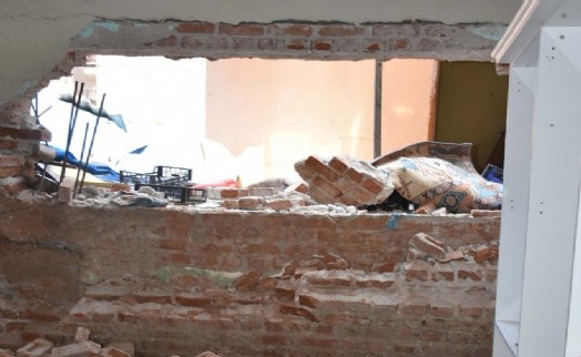 Büyükşehir'den yıkılan ev için açıklama: Mağdur aileye kira yardımı yapılacak!