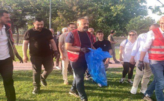 CHP İzmir Örgütü'nden grev sürecinde temizlik seferberliği: Aslanoğlu da sokağa indi!