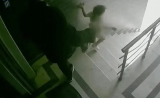 Cani baba çocuğunu merdivenlerden itmişti... Babaanne de gözaltına alındı!