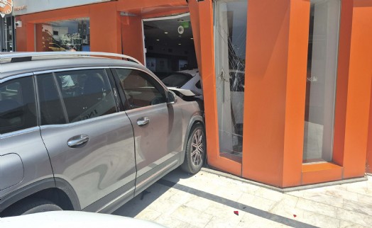 Cipin çarptığı otomobil banka şubesine girdi