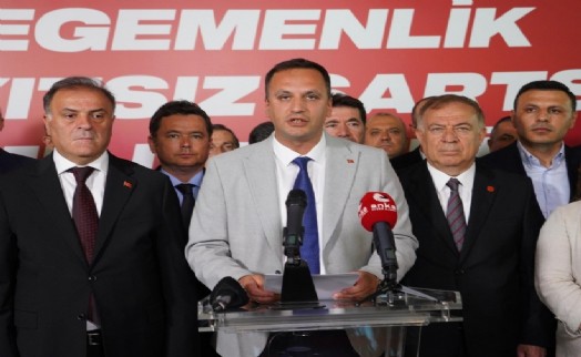 Dayanışma toplantısının sonuç bildirgesini Başkan Ömer Eşki okudu: ‘Cezalandırılan Ekrem Başkan değil halk!'