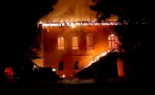 Denizli'de tarihi okul binası çıkan yangında küle döndü