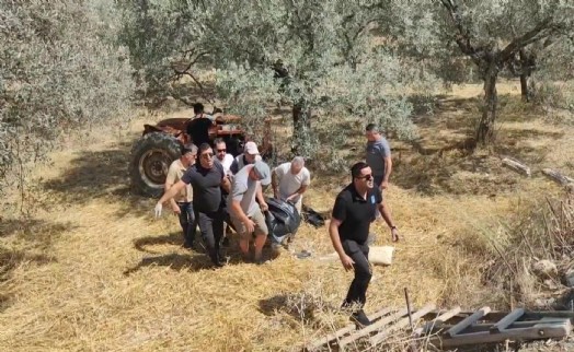 Devrilen traktörün altında acı son...