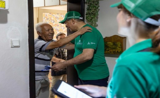 Dönüşüm için Tugay'dan Manavkuyu ziyareti: QR kodlu poşet dağıttı
