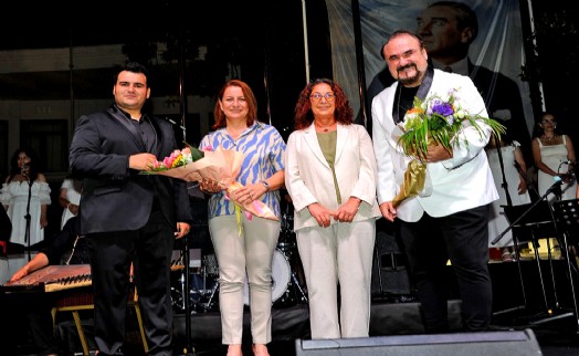 Dünya Müzik Günü'nde, usta ve çırak tenorlar Çeşme'de büyüledi