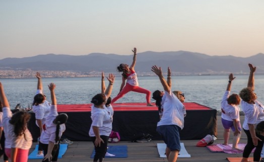 Dünya Yoga Günü'nde Bayraklı'da renkli etkinlik