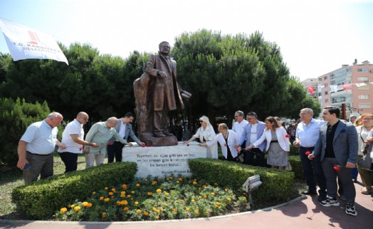 Dünya şairi Nazım Hikmet, Karşıyaka'da şiirleriyle anıldı
