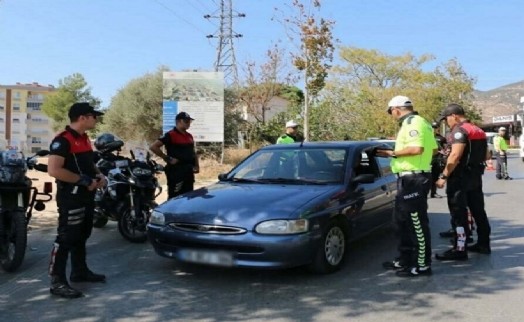 Ekiplerden İzmir'de titiz çalışma: Aranan 496 kişi yakalandı