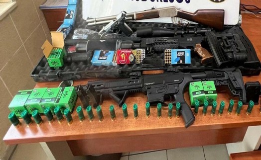 Evinden keskin nişancı tüfeği ve silahlar çıktı; serbest bırakıldı