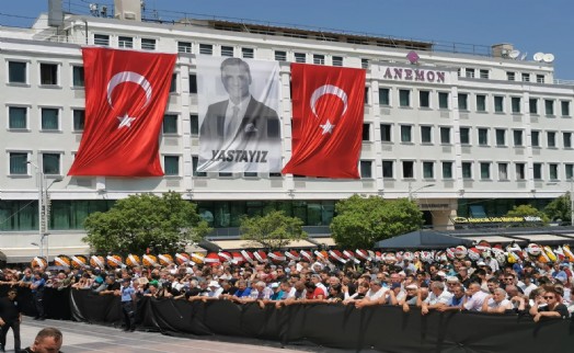 Ferdi Zeyrek'in cenazesinde TRT'ye tepki: 'TRT dışarı!' sloganları yükseldi