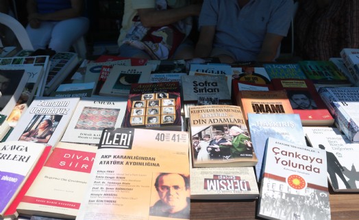 Foça Kitap Şenliği'nde 2 bin 100 kitap ücretsiz dağıtıldı