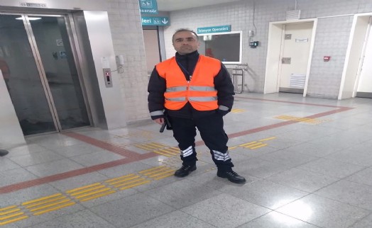 İZBAN'da acı olay! Kendisini trenden indiren güvenlik görevlisine saldırdı