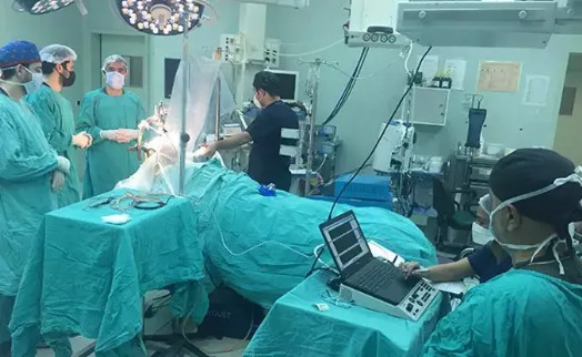 İlacın yan etkisi görülen Parkinson hastalarına beyin pili ameliyatı