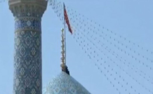 İran kırmızı intikam bayrağını astı