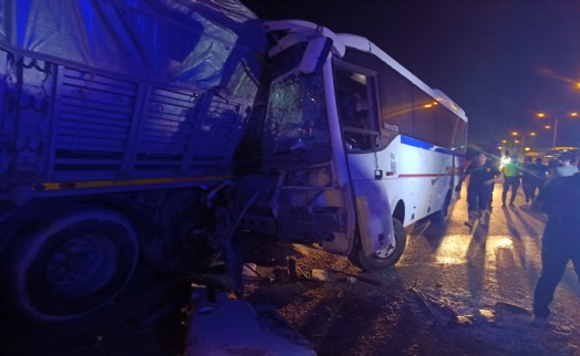 İşçi servisi TIR'a çarptı! 5'i ağır, 20 yaralı: TIR şoförü gözaltına alındı