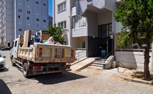 Büyükşehir, evi zarar gören aileyi Uzundere konutlarına taşıdı