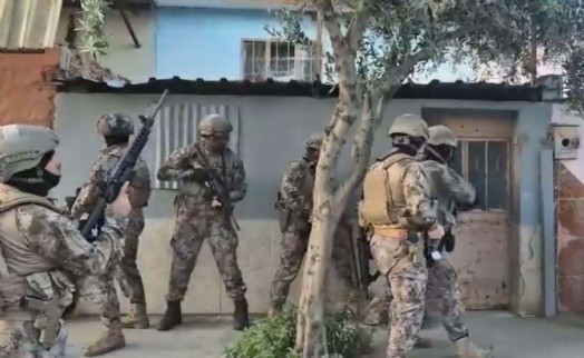 İzmir'de FETÖ operasyonu: 14'ü polis 20 gözaltı