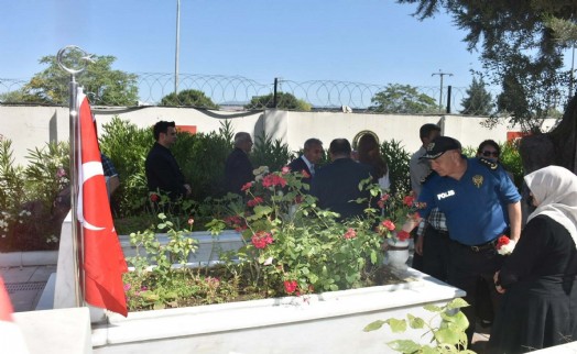 İzmir'de Kurban Bayramı öncesi şehitlik ziyareti