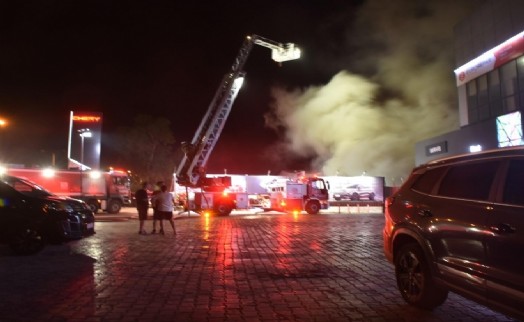 İzmir'de akaryakıt istasyonunun yanındaki depoda yangın!