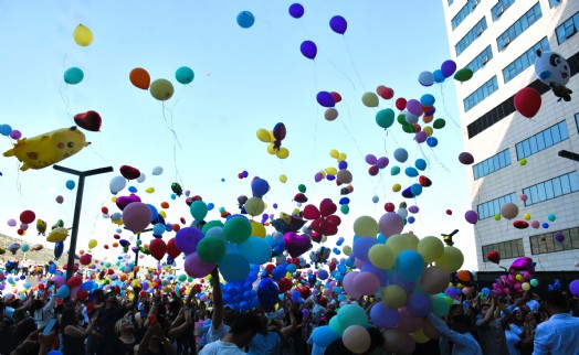 İzmir'de balonlar kanser tedavisi gören çocuklar için uçturuldu
