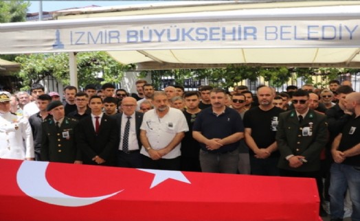 Kalp krizi geçiren astsubaya acı veda: İzmir'de toprağa verildi