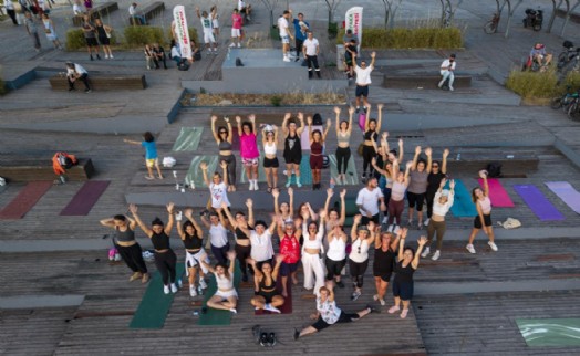 Karşıyaka'da gün batımında yoga buluşması