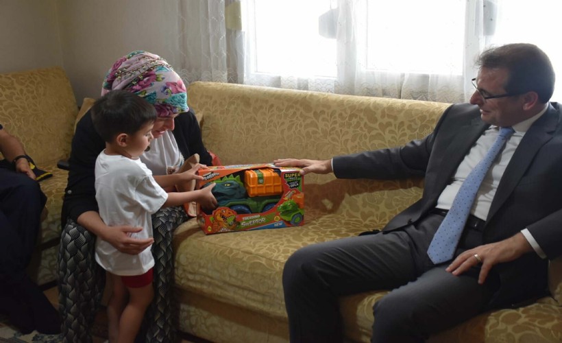 Kaymakam Güldoğan'dan İzmir'deki yangında hayatını kaybeden orman işçisinin ailesine ziyaret