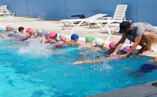 Kemalpaşa'da yaz tatili serin geçecek: Yüzme kursu kayıtları başladı