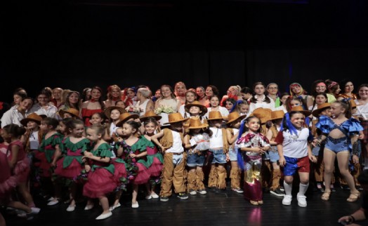 Konaklı kursiyerlerden müzik ve dans şöleni