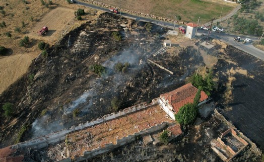 Kula'da, tarım arazilerinde 2 farklı bölgedeki yangın söndürüldü