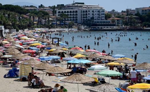 Kuşadası'nda plajlar doldu taştı, sokaklar bomboş kaldı