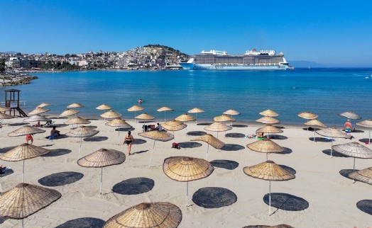 Kuşadası'nda plajlar turizm sezonuna hazır
