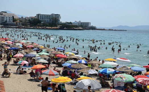 Kuşadası plajlarında 'bayram' yoğunluğu