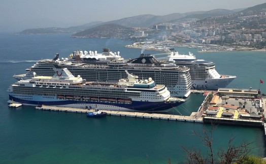 Kuşadası'na 3 kruvaziyerle 10 bin turist geldi
