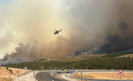 Manisa'daki orman yangını büyüyor;10 mahalle tahliye edildi