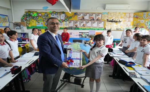 Minikler, kendi şiir kitabını çıkardı