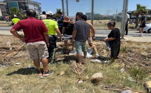 Motosikletli düz yolda otobüs durağına daldı: 2 yaralı