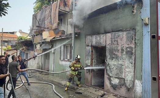 Müstakil evde çıkan yangın bitişiğindekine de sıçradı