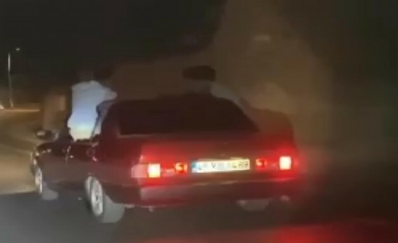 Otomobil penceresinden sarkarak yolculuk yaptılar