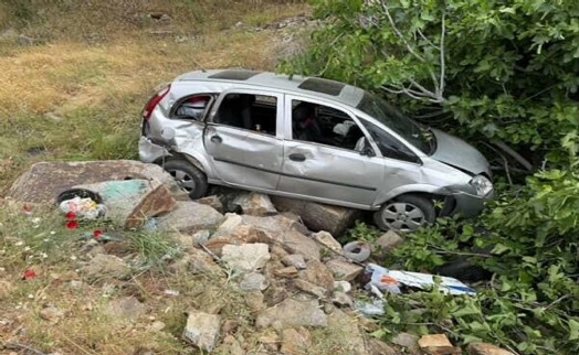 Otomobil şarampole devrildi: 4 yaralı