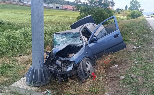 Otomobil yön levhasına çarptı: 1 ölü, 1 yaralı