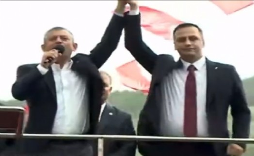 Özel, Bayburt'ta Ömer Eşki'nin elini havaya kaldırdı: 'Sizin emanetiniz, evladınızı kutluyorum'